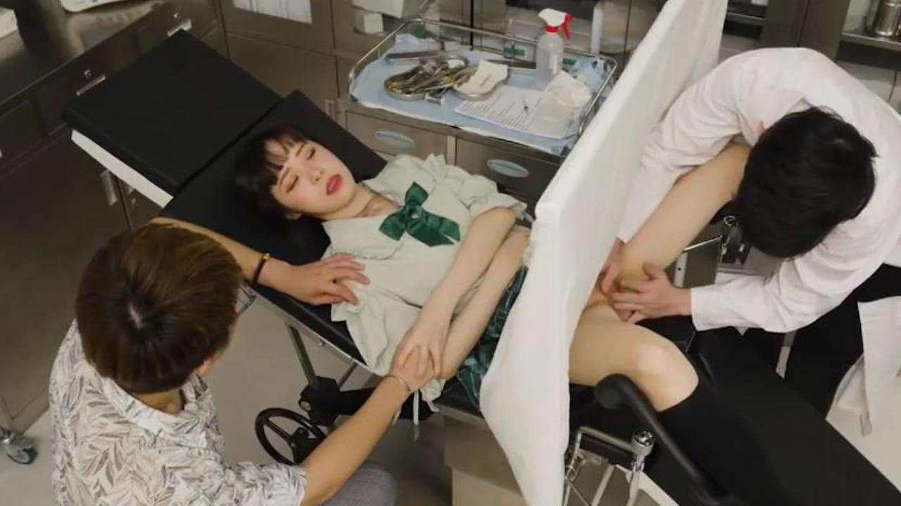 Đi khám phụ khoa gặp tay bác sĩ móc lồn khách như máy