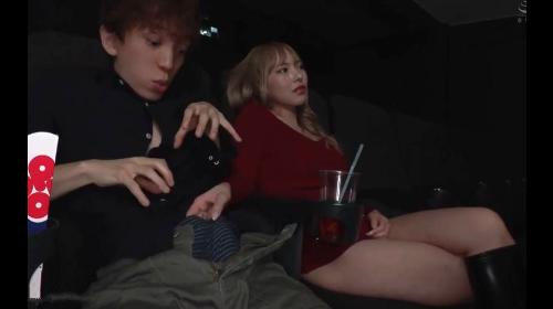 Chàng trai đi xem phim một mình, bị chị gái sờ chym