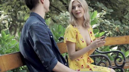 Cô nàng chán bạn trai không làm ăn được đi tìm trai lạ địt