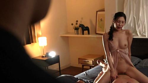 Chồng đi công tác xa trở về, thấy vợ đang đóng gạch với anh trai