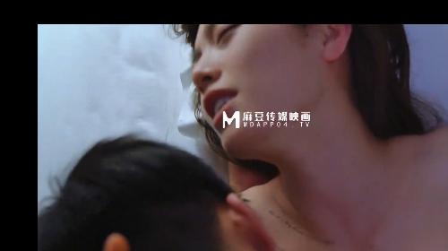 Anh trai lén lút nhìn trộm em gái đang ngủ