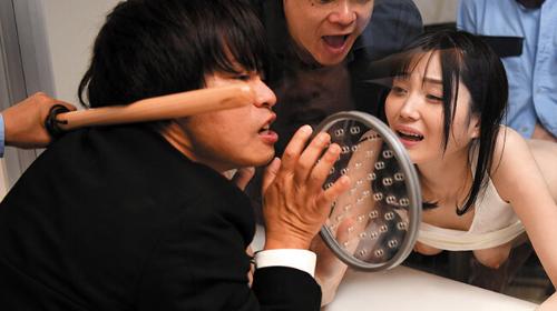 Người chồng ngớ ngẩn nhìn thằng khác địt vợ mình vẫn cười